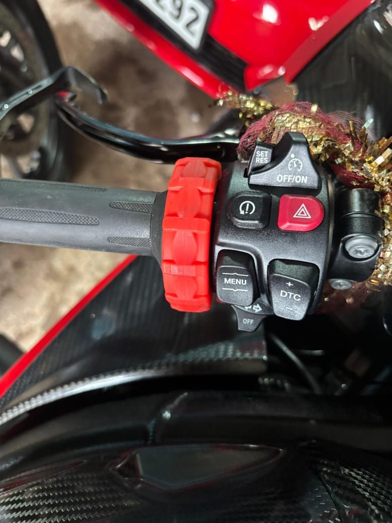 Handlebar wheel controller protector rubber Suitable for BMW S1000R, S1000RR, R1250GS, R1200GS, R1300GS, F850GS - Sbk Motoparts